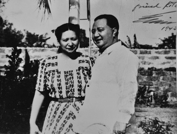 妻アリシアと語らうキリノ大統領=島根県安来市の加納美術館提供