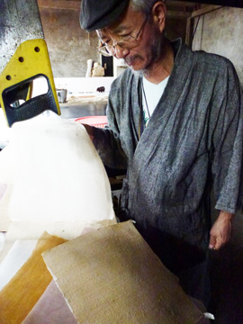 パイナップルの繊維を使った紙布を見せる志村さん=7月21日、ルソン地方ベンゲット州カパガン町ラボックで写す