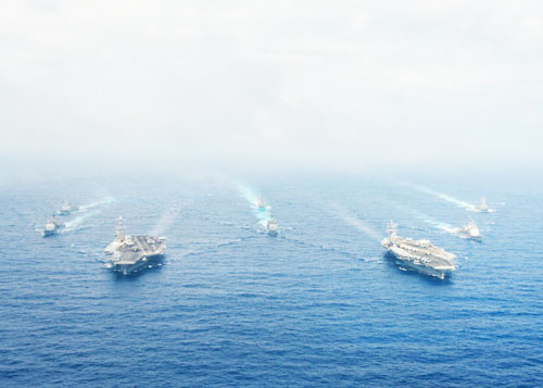 軍事演習を実施した空母2隻とミサイル駆逐艦など=米軍提供