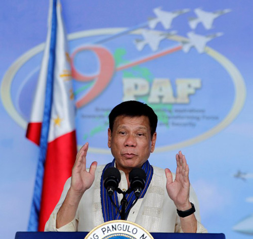 ルソン地方パンパンガ州のクラーク空軍基地で演説するドゥテルテ大統領=大統領府提供