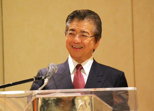 記者会見で抱負を語る福村芳一さん=6日午後0時半ごろ、首都圏パサイ市のホテルで冨田すみれ子写す