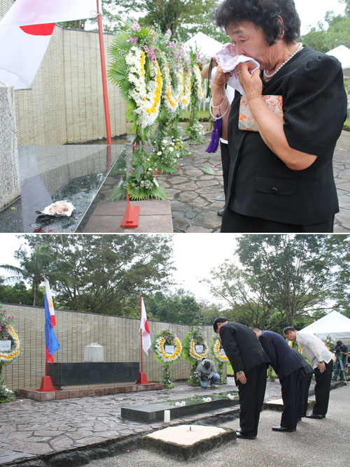 (上)ルソン島で戦死した父、栗山宇平さんに持参したおにぎりを供える岡本清子さん。(下)慰霊祭で白菊を献花する参列者=15日午前9時半ごろ、ルソン地方ラグナ州カリラヤ慰霊園で加藤昌平写す