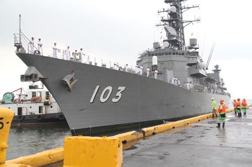 マニラ港に寄港した海上自衛隊の護衛艦「ゆうだち」=比海軍提供