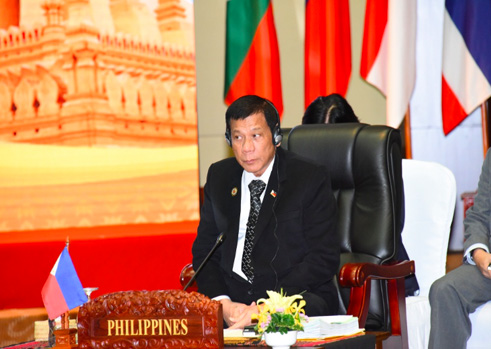 東南アジア諸国連合(ASEAN)関連首脳会議に出席するドゥテルテ大統領=ラオス政府提供