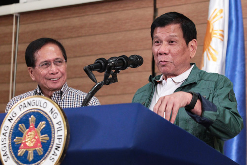 ダバオ市で演説するドゥテルテ大統領(右)=大統領府提供