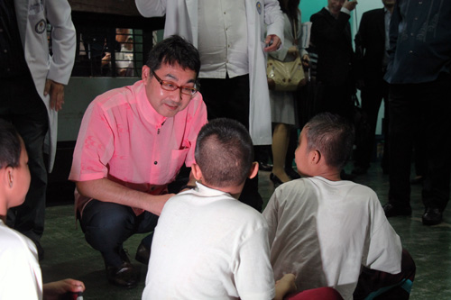 リハビリ施設で更生プログラムを受ける10代入居者に話しを聞く河井補佐官=12日午後4時ごろ、冨田すみれ子撮影