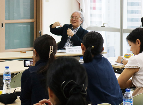 育児について講演する南里慶應義塾大名誉教授=12日午前10時ごろ、首都圏マカティ市のマニラ日本人会で加藤昌平撮影