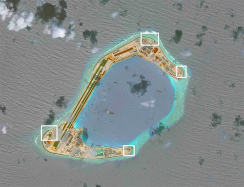 中国が配備した兵器とみられる設備が写るスビ礁の衛星写真=CSIS公式ウェブサイト