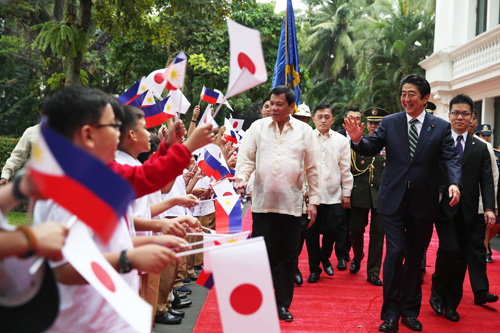 首都圏マニラ市の大統領府でドゥテルテ大統領の歓迎を受ける安倍晋三首相=大統領府提供