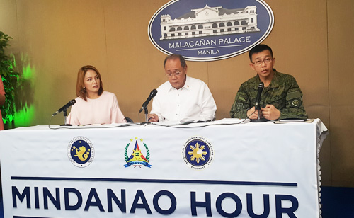 マラウィ市の状況について説明するパディリア国軍報道官=29日午前11時半ごろ、首都圏マニラ市の大統領府でセレリーナ・モンテ撮影