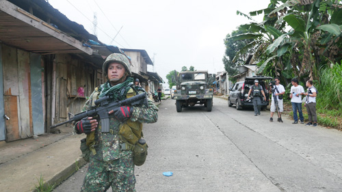 自動小銃を抱えて前進する国軍兵士=5月28日午後4時ごろ、ミンダナオ大学南ラナオ州マラウィ市でクリサント・バリエタ撮影