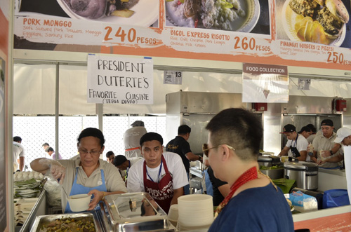 バラエティー豊かな屋台料理を求める来場者が押し寄せ、会場は大にぎわいとなった=1日午後4時ごろ、首都圏パサイ市のモール・オブ・アジアで伊藤明日香撮影