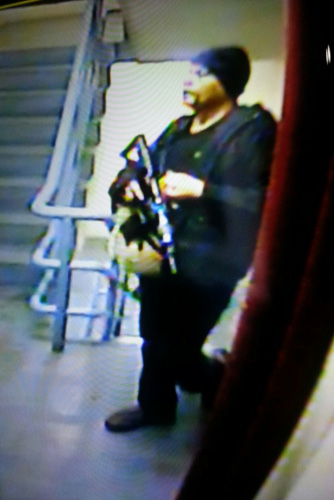 公開された武装した容疑者の映像=首都圏警察南部本部提供