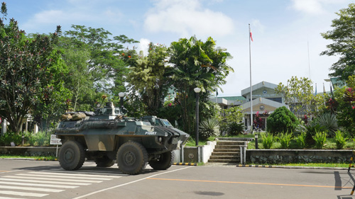 マラウィ市内を走行する国軍の装甲車=5月26日午前9時ごろクリサント・バリエタ撮影