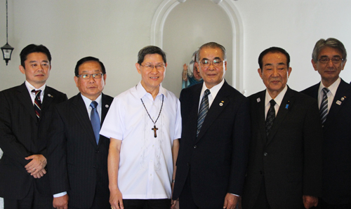 笑顔で写真におさまるタグレ枢機卿(左から3人目)と中村長崎県知事(同4人目)=25日午前9時ごろ、首都圏マニラ市イントラムロス地区で森永亨撮影