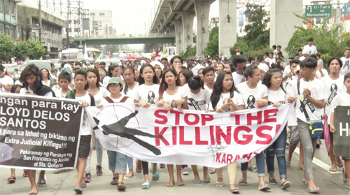 超法規的殺人に抗議して行進する参加者=正午ごろ、首都圏カロオカン市でクリサント・バリエタ撮影