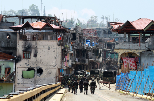 交戦で破壊されたマラウィ市で作戦にあたる国軍兵士= 30日、ミンダナオ地方南ラナオ州マラウィ市で撮影