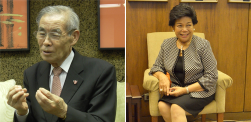 (左)現地の人々と歩んだカンボジア遺跡群修復事業を振り返る石澤教授=8月29日午後2時半ごろ、首都圏パサイ市でクリスチャン・ディミトゥイ撮影。(右)訪日時の思い出を笑顔で語るデリマ前PEZA長官=8月30日午後3時ごろ、首都圏パサイ市で伊藤明日香撮影