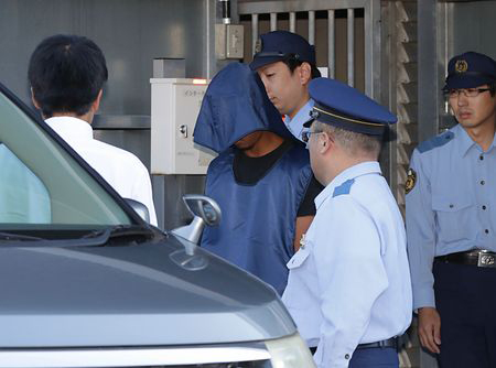送検のため茨城県警牛久署を出るランパノ・ジェリコ・モリ容疑者(写真中央)=3日午前8時、同県牛久市(時事)