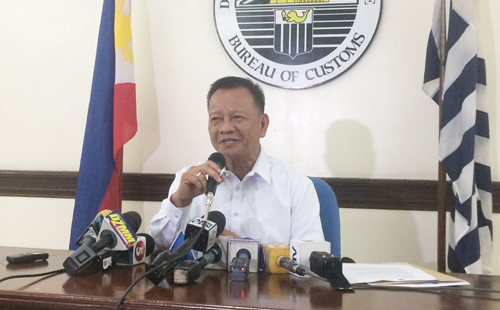 報道陣に対し新たな通関審査方針を示すラペニャ関税局長=5日午後1時ごろ、首都圏マニラ市で森永亨撮影