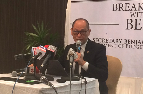 来年の予算案についての質問に答えるジョクノ予算管理長官=6日午前9時ごろ、首都圏パシッグ市で森永亨撮影