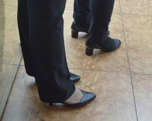 高さのある靴で店頭に立つ女性ら=10日午後6時ごろ、首都圏マカティ市で伊藤明日香撮影