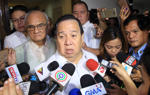 ファエルドン前関税局長を拘束後、報道陣の取材に応じるゴードン上院議員=11日午後1時ごろ、首都圏パサイ市で森永亨撮影