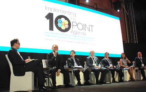 インフラ整備について議論を交わすジョクノ予算管理長官=14日午前11時ごろ、首都圏パサイ市で森永亨撮影