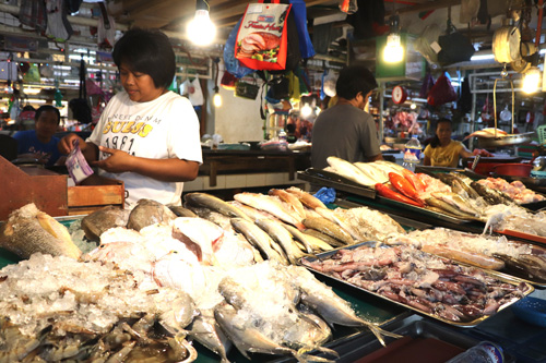 開店準備をするリサ・バウティスタさん=2017年12月14日午前5時ごろ、首都圏マニラ市で遠藤美波撮影