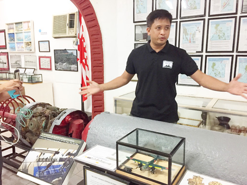 博物館で来場者に説明を行うジェイク・ミランダ氏