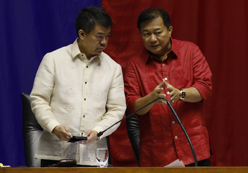 特別合同議会に臨むピメンテル上院議長(左)とアルバレス下院議長=2017年12月13日撮影(EPA=時事)