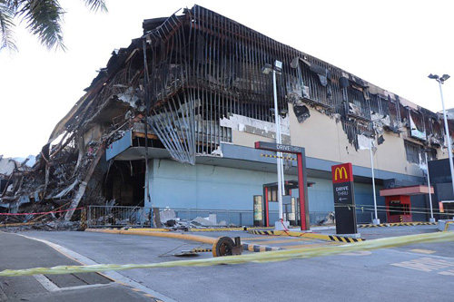 商業施設の3、4階部分は全焼、特に北側が激しく損傷していた=3日午前10時ごろ、ミンダナオ地方ダバオ市で遠藤美波撮影