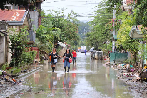 洪水被害にあった被災地ではまだ水が引かず、住民らが掃除に明け暮れていた=4日午前10時ごろ、ミンダナオ地方ダバオ市で遠藤美波撮影