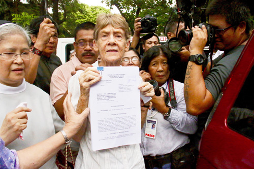 申立書の写しを掲示するパトリシア・フォックスさん=25日午後3時ごろ、首都圏マニラ市で瀬名波栄志撮影
