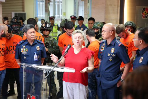 被害状況を会見で語るオーストラリア人女性(中央)と逮捕されたイスラエル人男性ら=国家警察提供