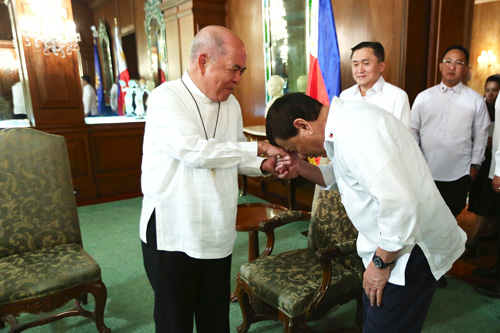 CBCPバリエス議長(左)との対話で議長に敬意を表するドゥテルテ大統領=大統領府提供