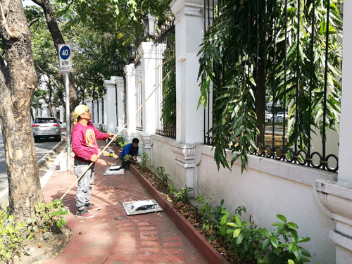 習近平国家主席の訪問を前にペンキが塗り直される大統領府=19日午後1時半ごろ、首都圏マニラ市でセレリーナ・モンテ撮影