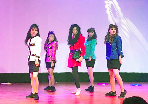 バブリーダンスを披露するMカンパニーのメンバー=主催者提供
