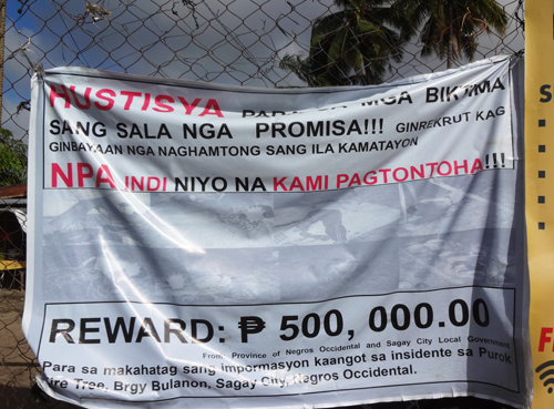 事件の情報提供を求める掲示。有力情報には50万ペソの報奨金が支払われる=2日午後、ビサヤ地方西ネグロス州サガイ市のバスターミナルで岡田薫撮影