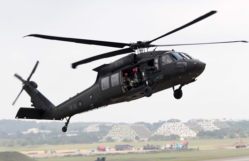 台湾での軍事演習に参加するシコルスキー社製の軍用ヘリコプター「UH-60ブラックホーク」(資料写真)=AFP時事