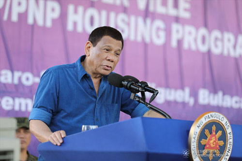 ブラカン州での国軍関連式典で演説を行うドゥテルテ大統領(資料写真)=大統領府提供