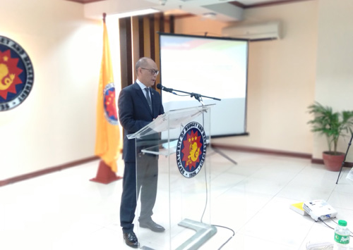 12日の会見で予算や政府支出について説明するジョクノ予算管理長官=予算管理省提供