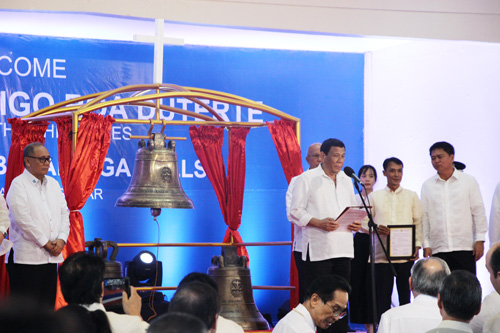 バラギガの鐘の横で演説するドゥテルテ大統領=東サマール州で15日午後、エラ・ジョニショ撮影