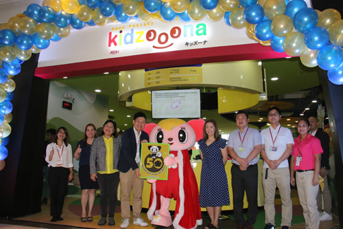 キッズーナ50店舗目の開店に際し、伊与田社長(左から4人目)をはじめ関係者が参加しセレモニーが行われた=15日午前10時30分、首都圏モンテンルパ市のキッズーナ・フェスティバルモールアラバンにて撮影