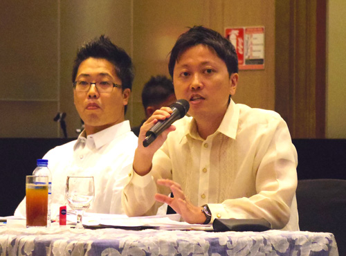 参加者からの質問に答えるデロイトコンサルティングの梅林光紘氏(右)と祖父江謙介氏=17日午後、首都圏マカティ市で伊藤明日香撮影