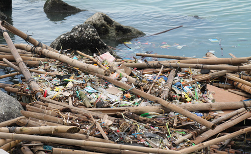 プラスチックなどごみが浮かぶマニラ湾=首都圏マニラ市で冨田すみれ子撮影