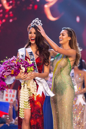 優勝したカトリオナ・グレイさん(左)=ミスユニバース公式フェイスブックより