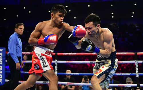 7回、王者アンカハス(左)に攻められる船井龍一=4日、米カリフォルニア州ストックトン(AFP時事)