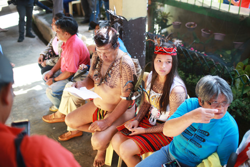 ルソン島北部バギオ市の投票所で13日、中間選挙投票の順番を待つ少数民族イゴロットの有権者(EPA=時事)