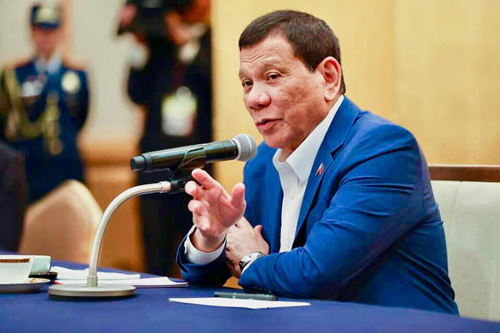 日本企業の代表と面会するドゥテルテ大統領=30日、運輸省提供